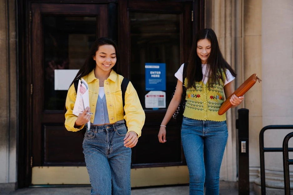 Modern bir eğitim kurumunun dış cephesi